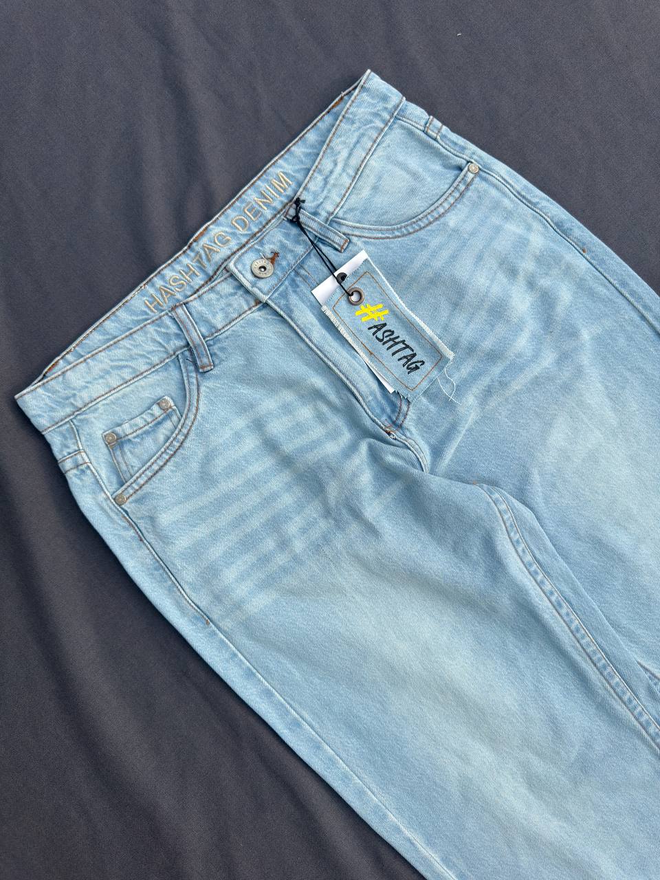 Lightwash Straight Fit